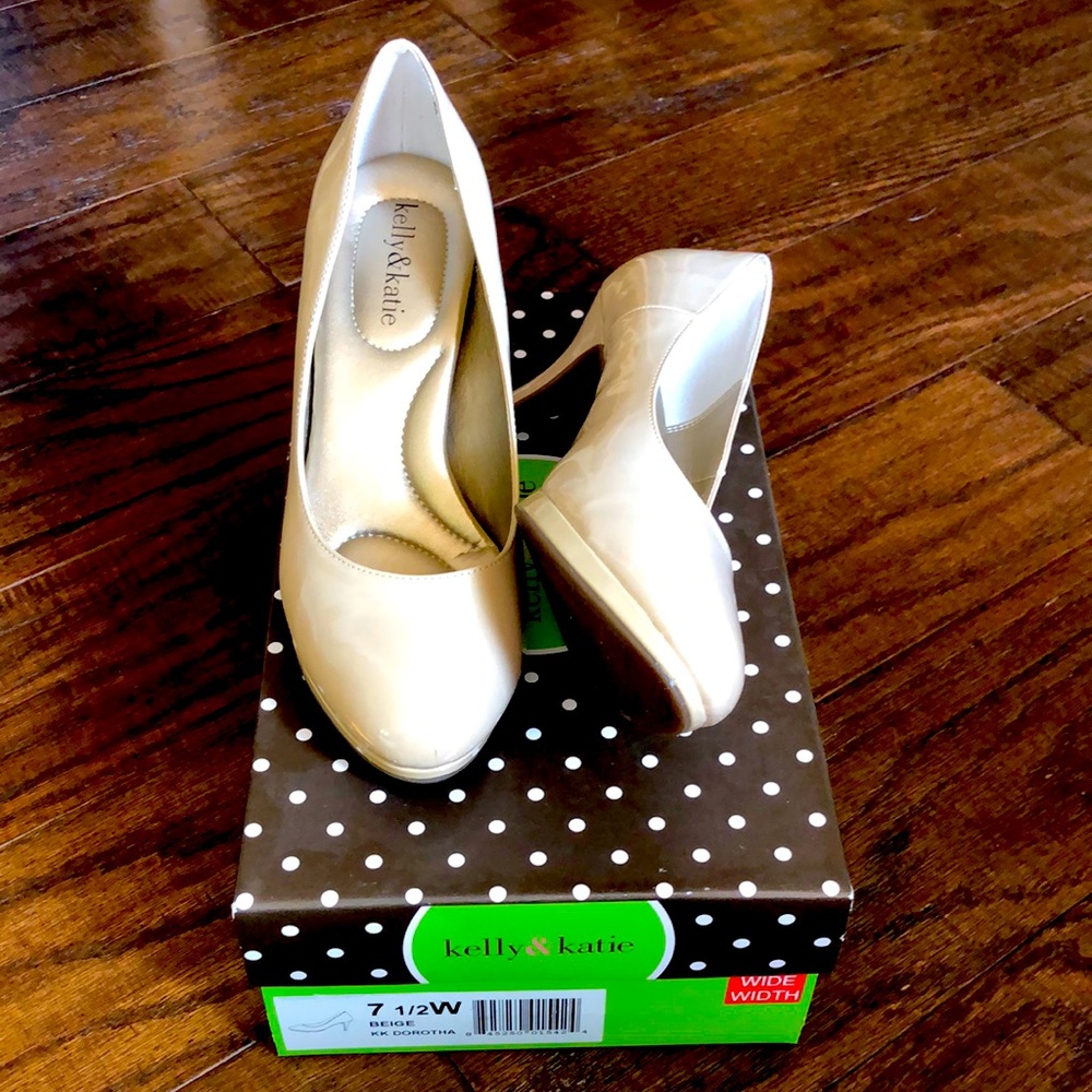 Beige patent leather look 7 1/2 W Kelly & Katie